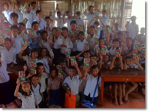 빼빼로 전달 받은 캄보디아 어린이들 사진