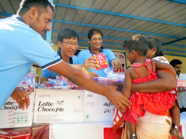 인도 수재민 초코파이 지원 사진