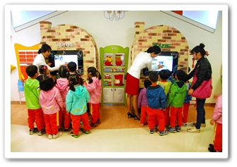 스위트팩토리 관람하는 어린이들 사진